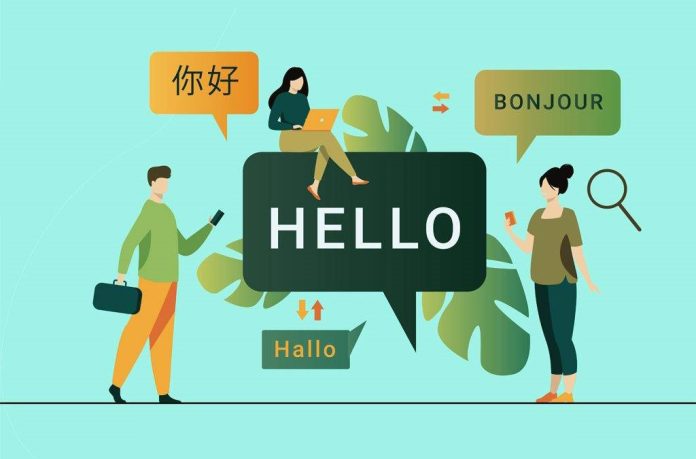 تصویرسازی سه نفر با حباب‌های گفتاری که به زبان‌های مختلف HELLO، Bonjour، 你好 و Hallo می‌گویند، نماد ارتباط و تنوع، با گیاهان انتزاعی، آیکون‌ها و عنصر پیش خودکار در پس‌زمینه.